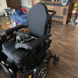 Electric Wheelchair/raises