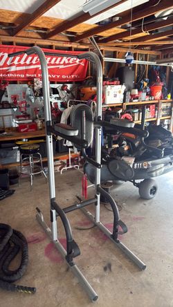 Pull up bar station