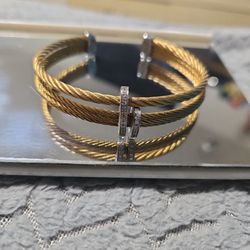 Alor Lady's White Stainless/18K Bangle Bracelet Length 6.5 With 0.38Tw Round Brilliant G/H Si1-Si2 Diamonds
Custom 1: yellow cable
Custom 2: cross