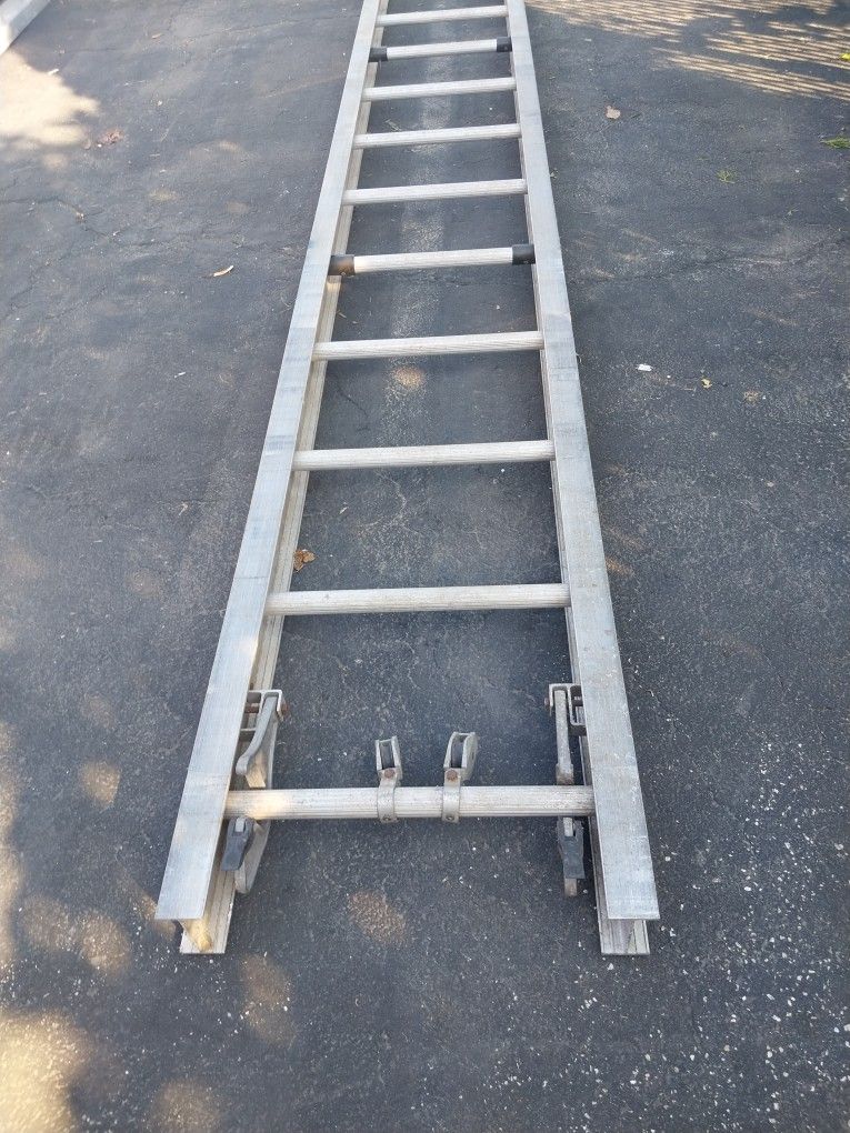 20 ft Aluminum Heavy Duty Ladder  ( Condition Good  )