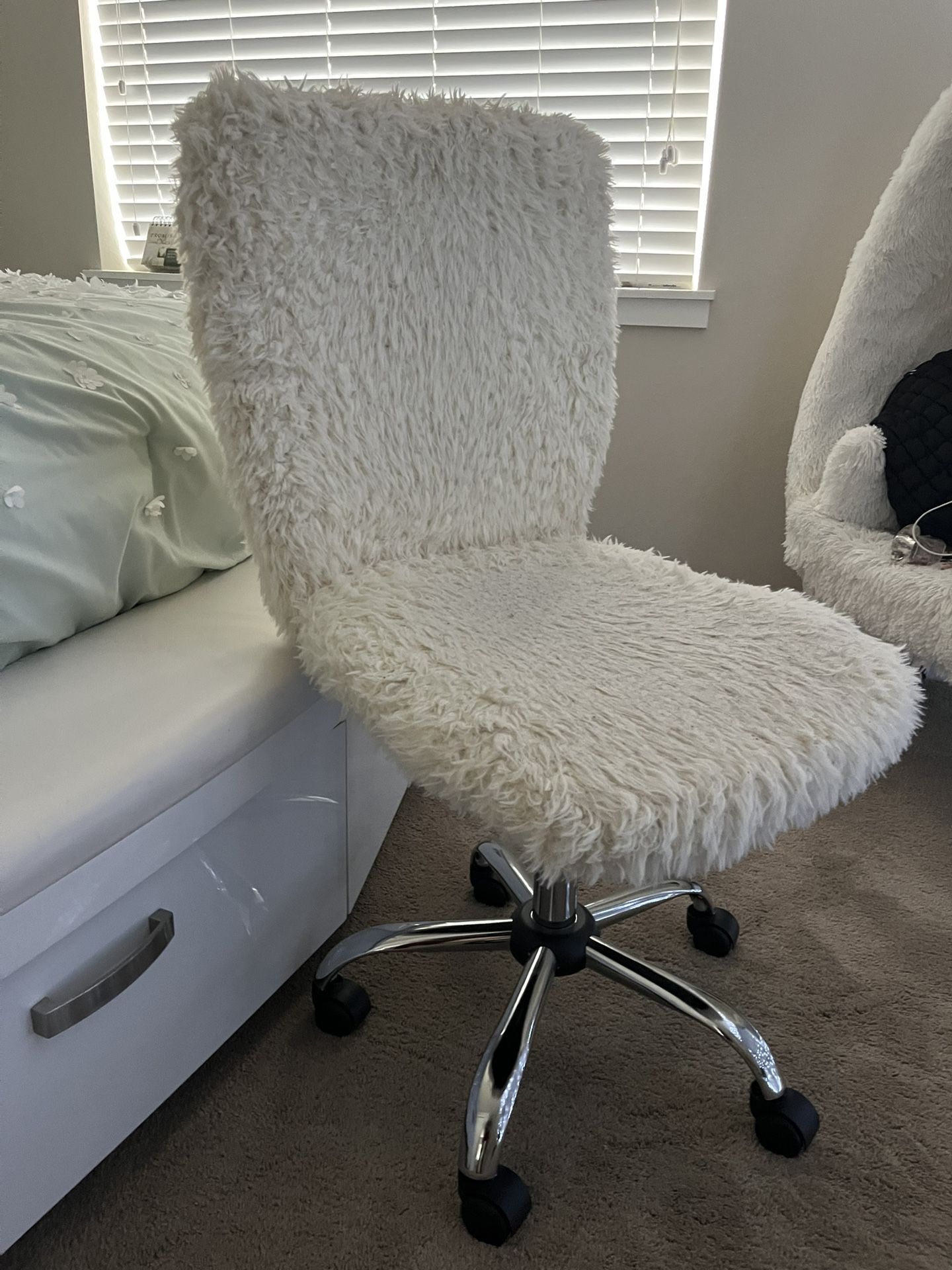 Crème Fluffy Chair