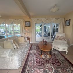 Henredon livingroom 5 Pice Set, Including end table and coffee table. In excellent condition. Make best offer very motivated.