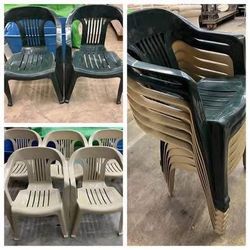 Stackable outdoor patio deck chairs. Stacking outdoor chairs 5 beige, 2 green. $10 each. 
