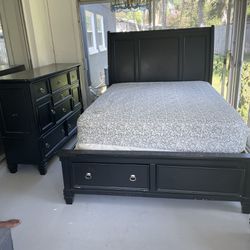 Black Queen Bedroom Setting 