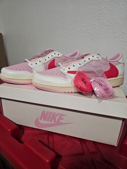 Travis scott jordan Tropical pink sz9.5