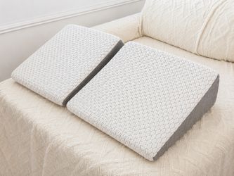 2 Costco Wedge Pillows + 2 Extra Pillowcases – Excellent Condition