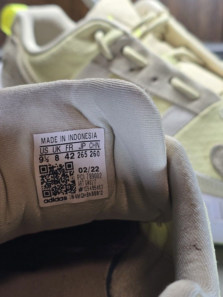 Men's Size: 9.5 Adidas ZX22 Boost