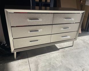 Like New 6 Drawer Dresser 