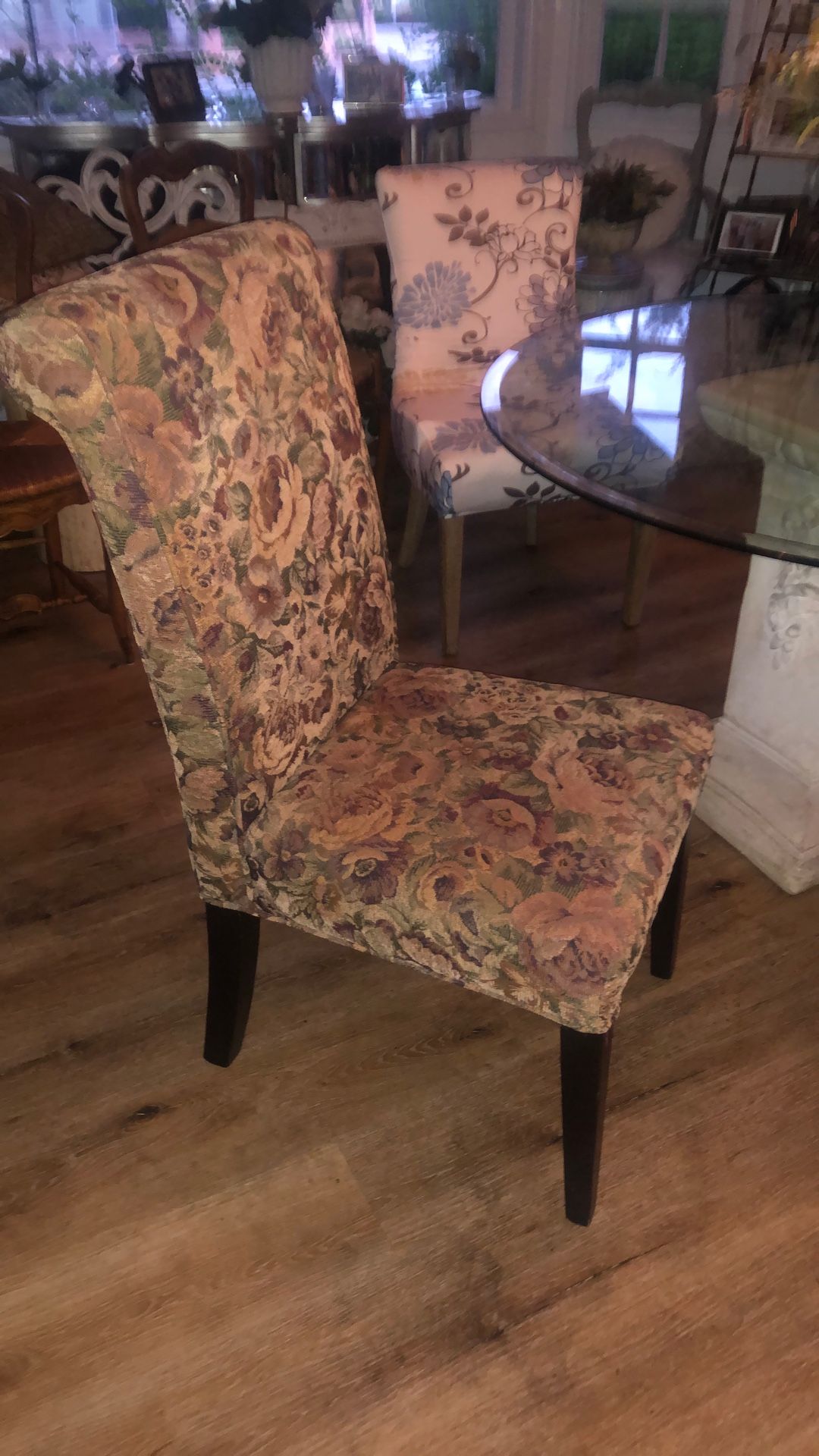 4 Beautiful Dining Room Chairs With Wooden Legs