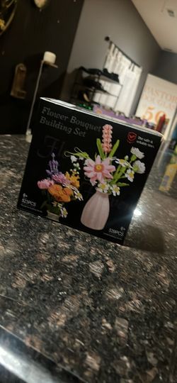 Mystery flower building kit
