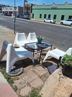 Set de sillas plasti as y mesa de aluminio y vidrio