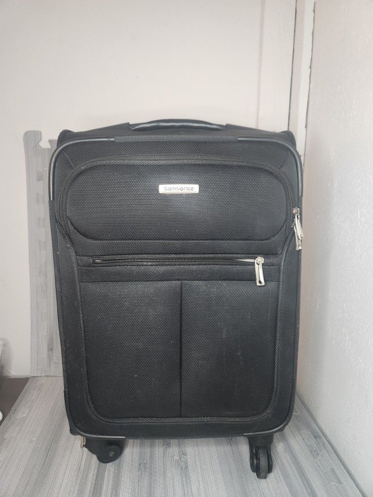 Samsonite Solyte DLX 20 inch Softside Expandable Spinner Luggage Carry On Black