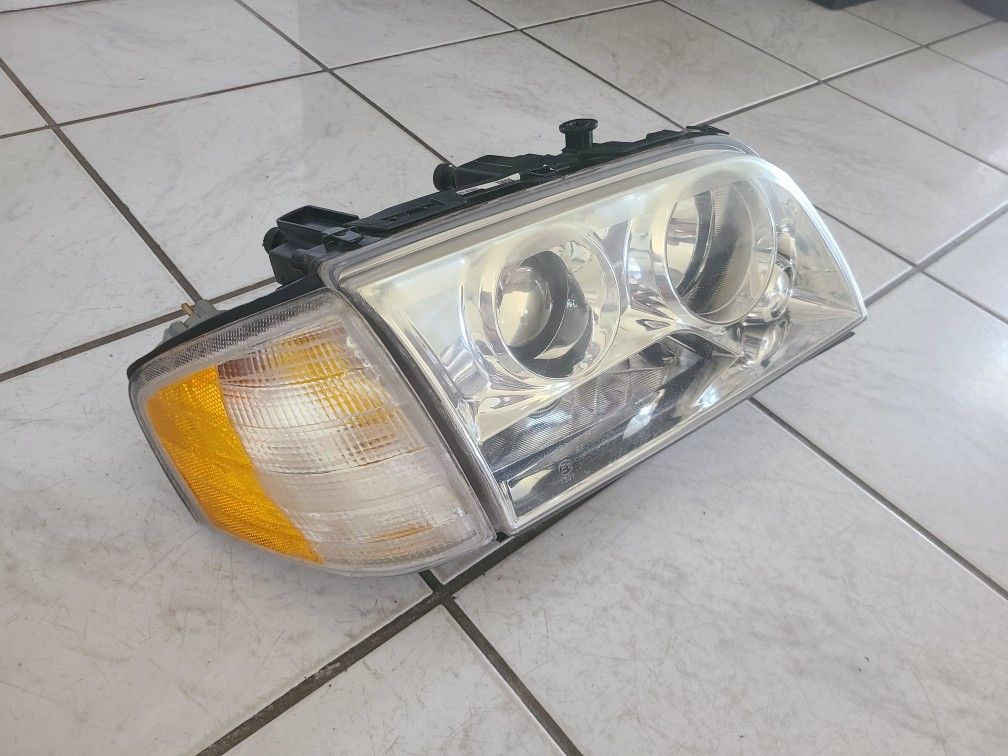 Fit Mercedes-Benz W202 C-Class 4DR Sedan Chrome Projector Headlights with Parking light.