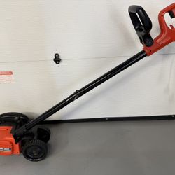   Black and Decker Lawn Edger (Excellent Condition) 
