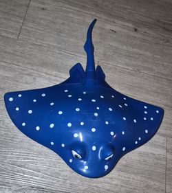 Disney's Pixar Finding Nemo Mr Ray Stingray carrying case with wheels