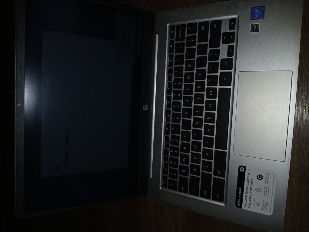 14" Chromebook 3.1ghz quadcore processor 4gb ram w/ nice cover/case and charger
