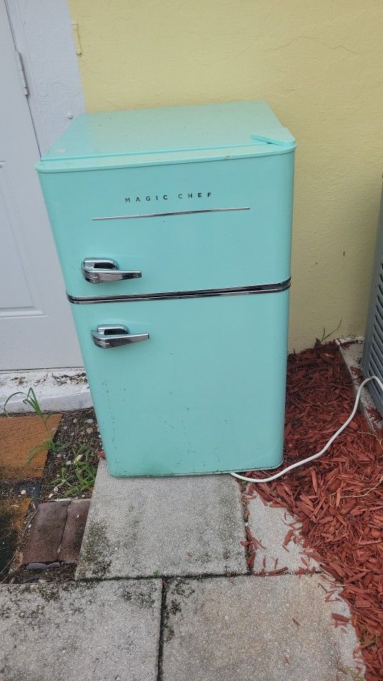 Vintage Magic Chef Mini Frdige