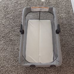 Traveling bassinet