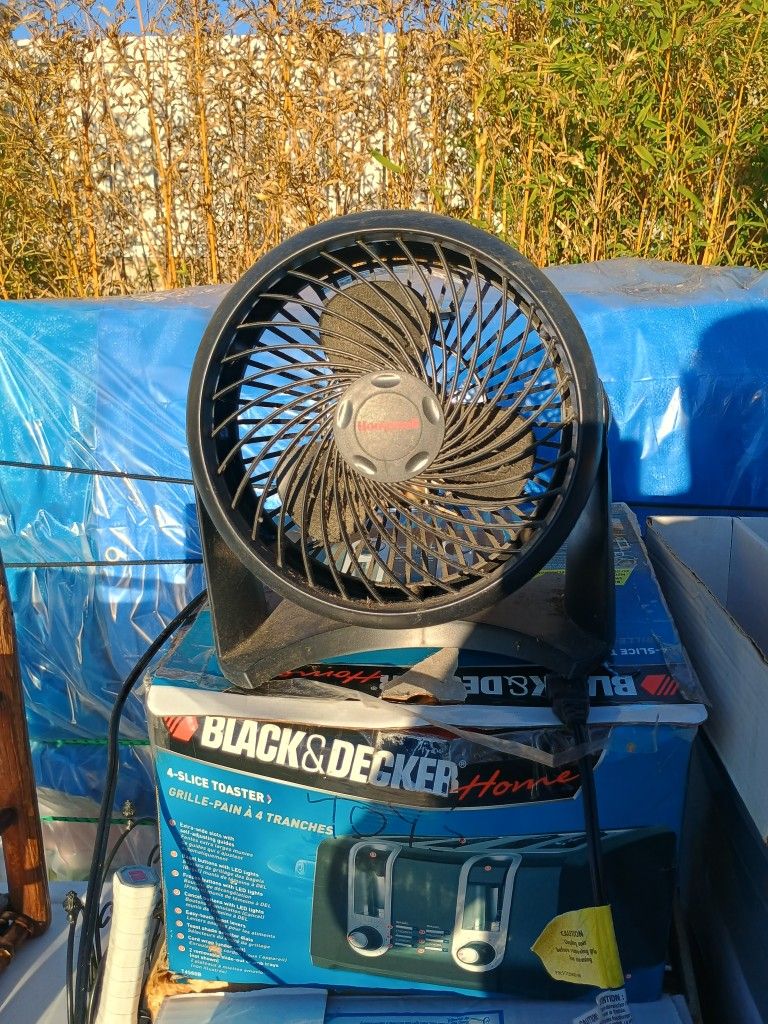 Black N Decker Fan Works Excellent Used It Under Desk 25.00 Firm 