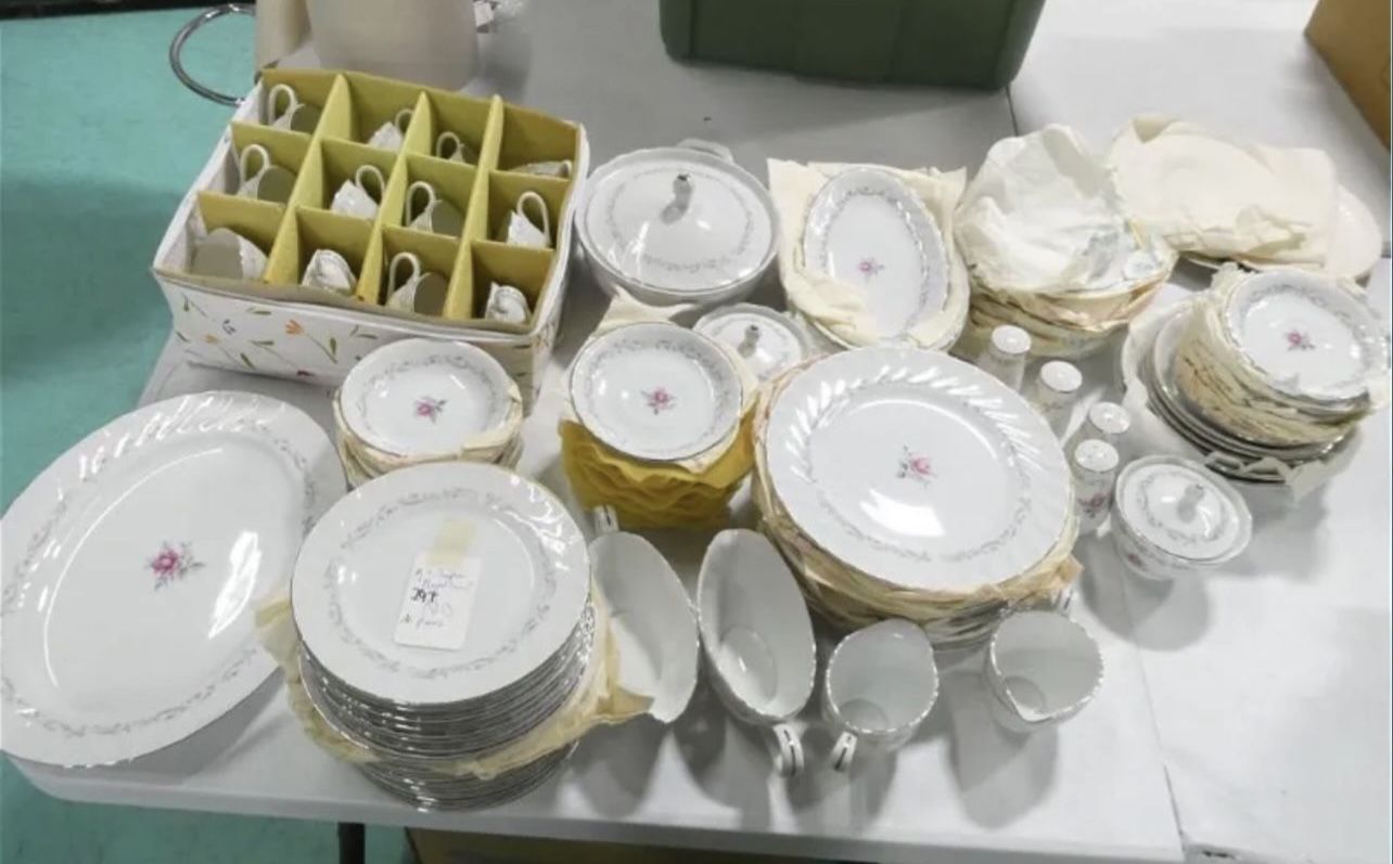 Fine China of Japan Royal Swirl Around 111+ PCs, Will Not Break Up Set