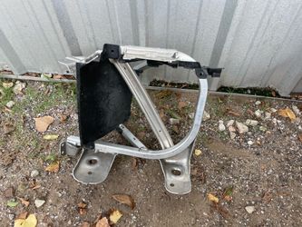 LEFT SIDE SOPORT RADIADOR 2020-2025 CHEVROLET CORVETTE