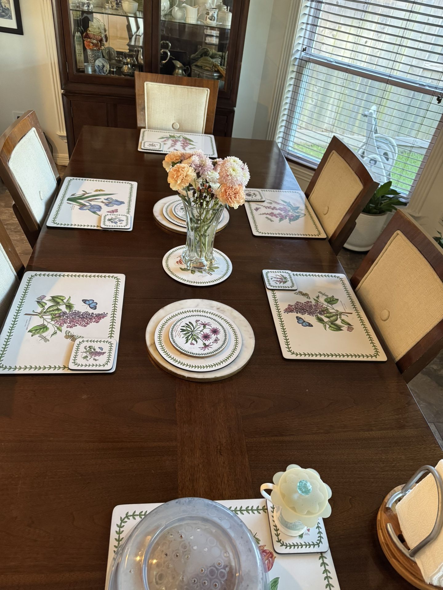 Burn heart Wood dining table set from Star Furniture in a very good condition. Must sell soon.