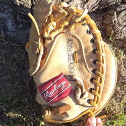 Rawlings "MIKE PIAZZA CATCHERS GLOVE ( SEE PICS) LOCATED IN GLENDORA.  SEE MY PAGE FOR OTHER BASEBALL EQUIPMENT FOR SALE "CHEAP "