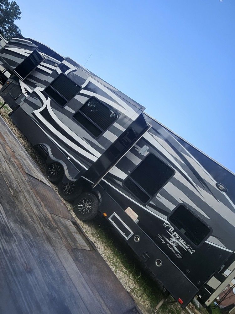 2012 Heartland Fuzion Bunk-house 2 bedroom Toy Hauler
