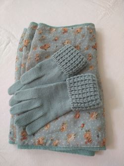 Snood/tube/infinity scarf w/ gloves.