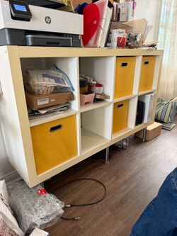 Storage unit with bins