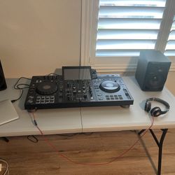 Pioneer Dj XDJ Rx3 w/odyssey hard case and Pioneer 5 inch speakers
