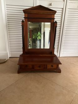 A VINTAGE EMPIRE MAHOGANY DRESSING TABLE STAND WITH LOWER DRAWERS AND COLUMN SIDE, HEIGHT 32”