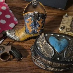 Western themed items trinket boxes clock et cetera, thirty dollars for the set open to selling individually