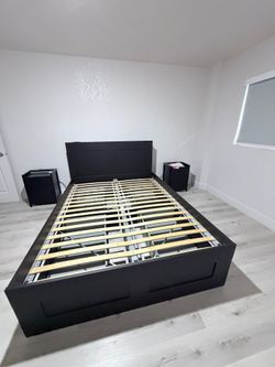 Queen Bed frame w/4 storage and 2 night table. Cama Queen, con almacenamiento y dos mesas de noche