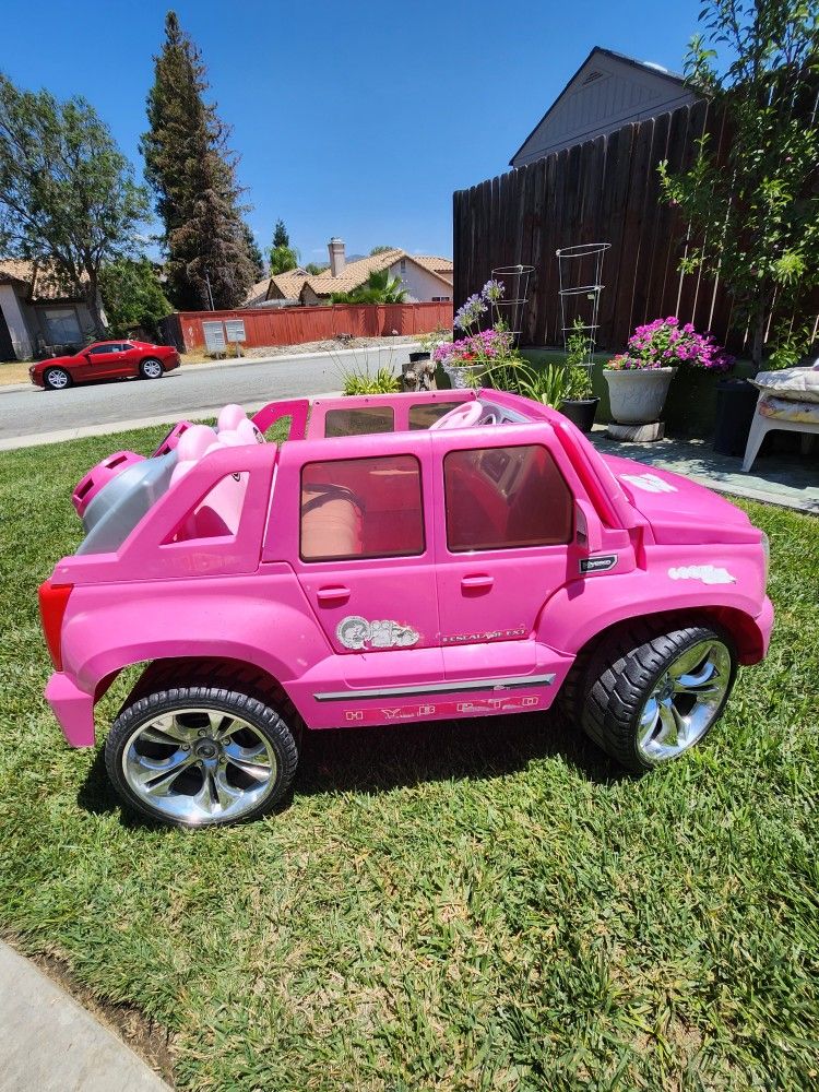 BIG BARBIE CADILLAC ESCALADE BATTERY OPERATED Is