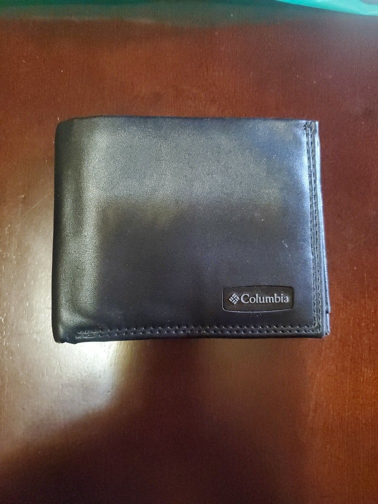 MENS BRAND NEW LEATHER, RFID PROTECTED COLUMBIA WALLET.