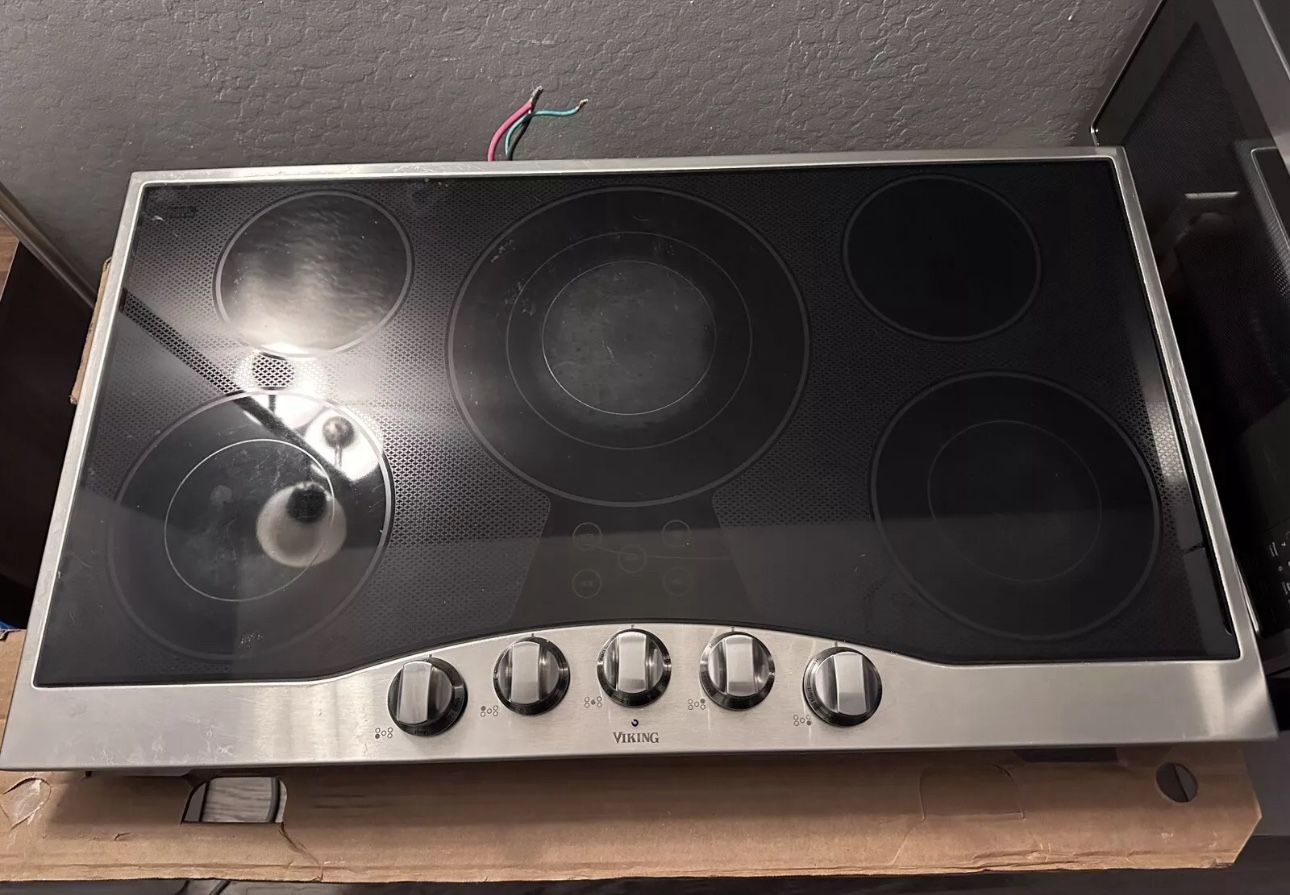 Viking 36" Modern Glass Ceramic Surface 5 Element Electric Cooktop RVEC3365BSB