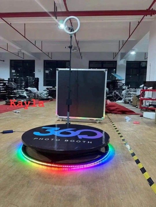 small 360-photo-booth