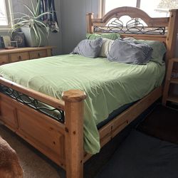Queen Pine Bedroom Set
