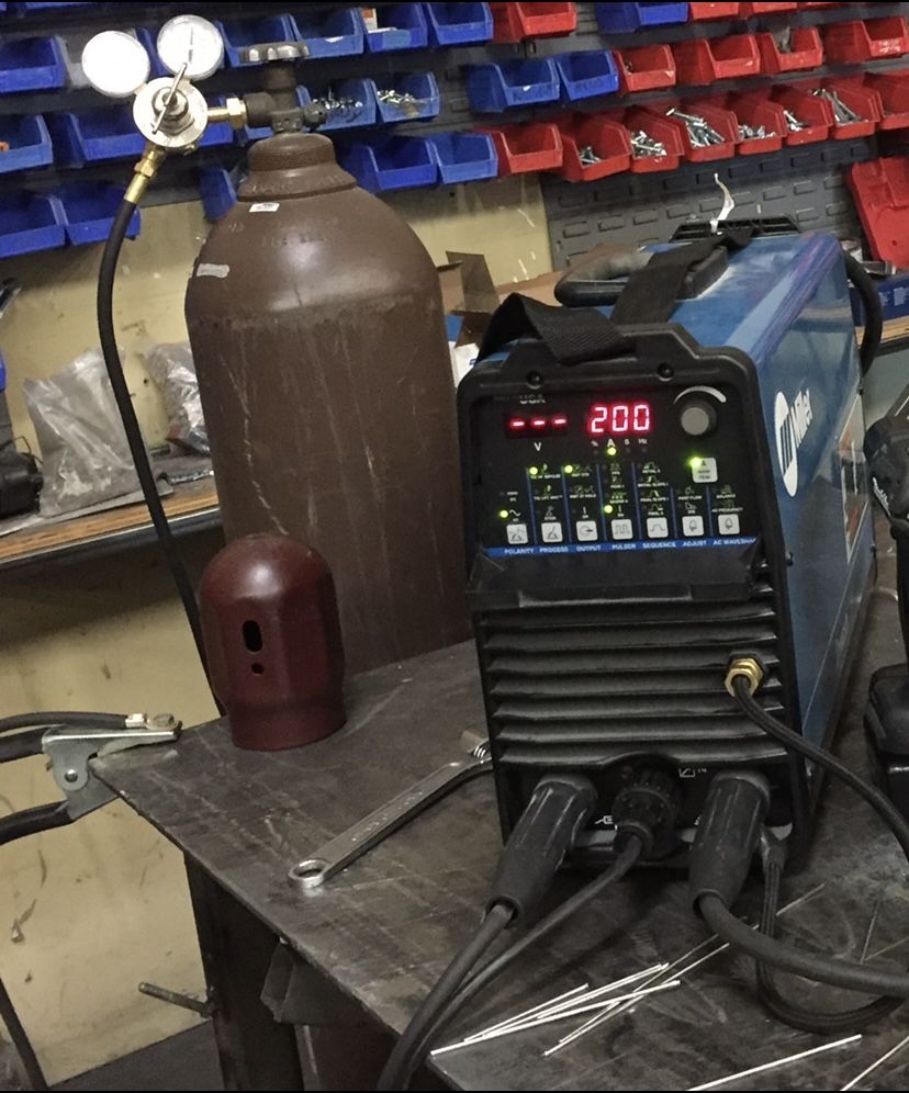 Miller Dynasty Dx 200 Tig Welder 110v/220v for Sale in Las Vegas, NV
