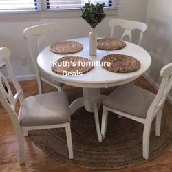 Beautiful 😍 5-pc Dining Set ( Table + 4 Chairs)