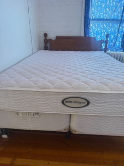 Queen size bed- Simmons Beautyrest Mattress with Box Spring
