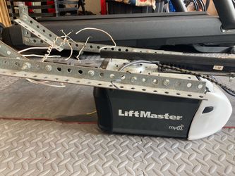 LiftMaster 8165 myQ Garage Door Opener with Rail