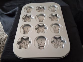 ThePampered Chef Holiday Baking Pan