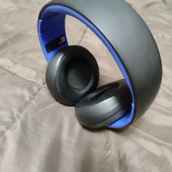 Gold Wireless Stereo Headset - PlayStation 4, BLACK/BLUE GREAT CONDITION $40 OBO