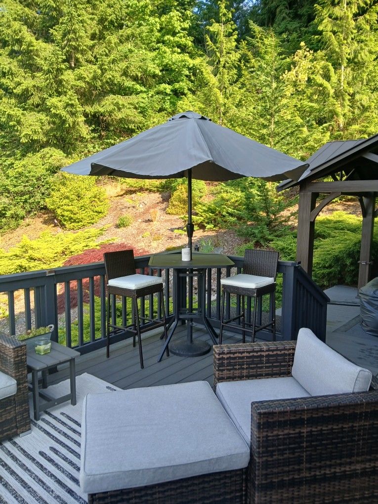 New Table & Chairs W Cushions