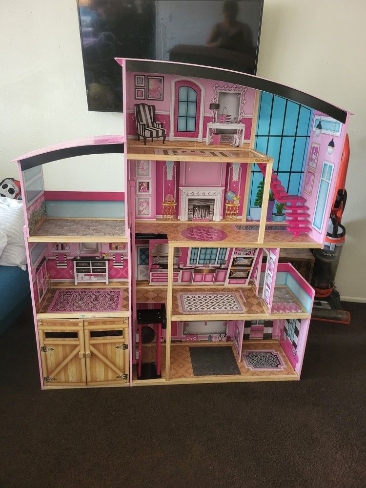 Play Doll House For sale!!! $40 for Sale in Sacramento, CA - OfferUp