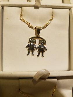 Cadena con dige de 2 hermanas de oro laminado