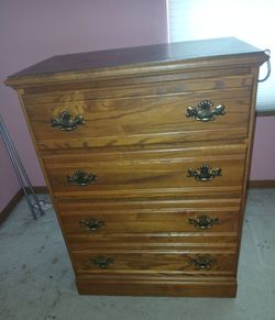Vintage 4 drawer dresser/chest