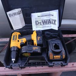DEWALT  DRILL SET WITH TWO 18 V BATTERIES AND Charger ... BRAND NEW